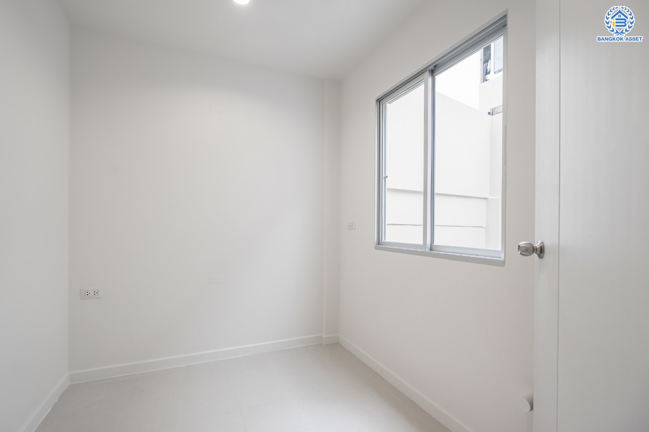 บ้านมือสอง ม.ลุมพินีทาวน์วิลล์ ราชพฤกษ์-นครอินทร์ เนื้อที่ 17.5 ตร.ว. ฟังก์ชัน 3 ห้องนอน 2 ห้องน้ำ 1 ห้องอเนกประสงค์ชั้นดาดฟ้า จอดรถได้ 2 คัน พร้อม Living Room กว้างขวาง เดินทางสะดวก เข้า-ออกได้หลายเส้นทาง ทั้ง ถ.นครอินทร์, ถ.ราชพฤกษ์ ใกล้ทางด่วน "ศรีรัช"